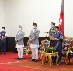 नवनियुक्त मन्त्रीहरूले लिए शपथ