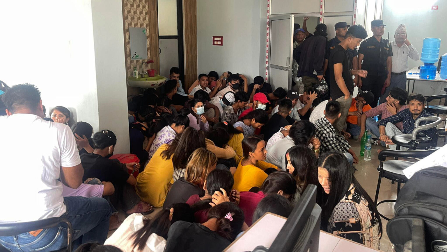 ठगी गरेको आरोपमा कल सेन्टरबाट १५० जना युवायुवती पक्राउ