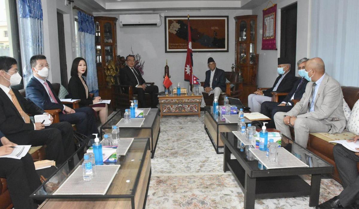 चिनियाँ विदेश विभाग प्रमुख लिउ र एमाले अध्यक्ष ओलीबीच भेटवार्ता