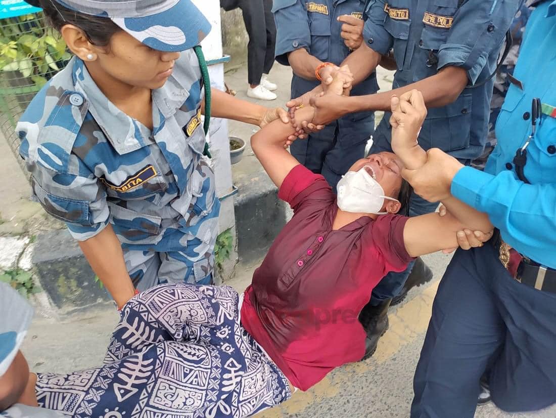 राष्ट्रपति भवन अगाडि निहारिकाको आत्मदाहको प्रयास