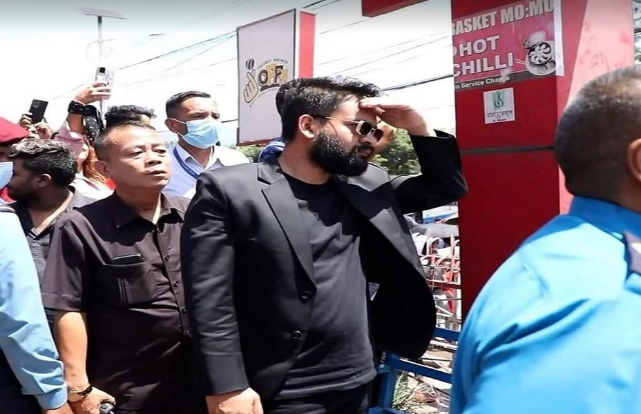 मेयर बालेन डोजर लिएर राहदानी विभागमा पुगे