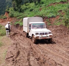 बैतडी सडकको दुर्दशा: गाडी तान्न डोजर दौडाउनुपर्ने