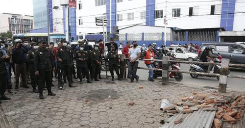 भोटाहिटी क्षेत्रका अवैध संरचना भत्काइयाे