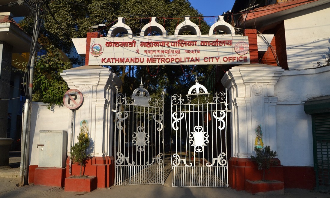 आजबाट काठमाडौं महानगरले अनधिकृत परिचय पाटी हटाउँदै