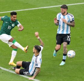 उपाधि दावेदार मानिएको अर्जेन्टिना पहिलो खेलमै पराजित