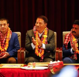 काठमाडौं-१ बाट निर्वाचित प्रकाशमान सिंहले बुझे प्रमाणपत्र