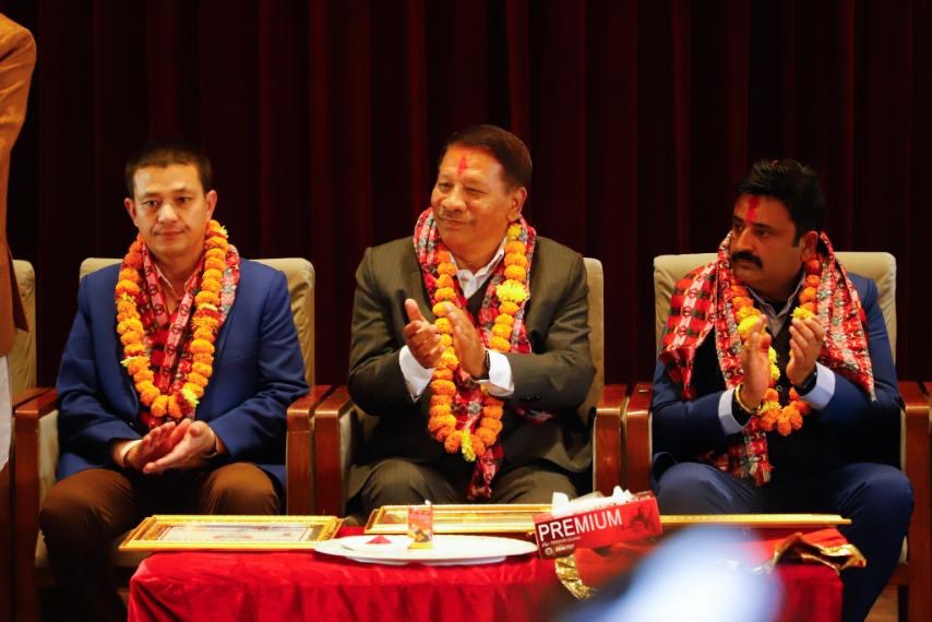 काठमाडौं-१ बाट निर्वाचित प्रकाशमान सिंहले बुझे प्रमाणपत्र