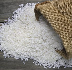 धान बिक्री गर्न रातभर किसान खुला आकाशमुनि