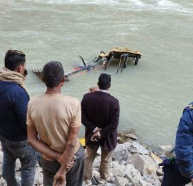 कर्णाली नदीमा डाेजर खस्दा २ जनाकाे मृत्यु, ३ बेपत्ता ३ गम्भीर घाइते