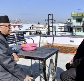 प्रधानमन्त्री दाहाल र ओलीबीच मन्त्रालय बाँडफाँटका विषयमा छलफल