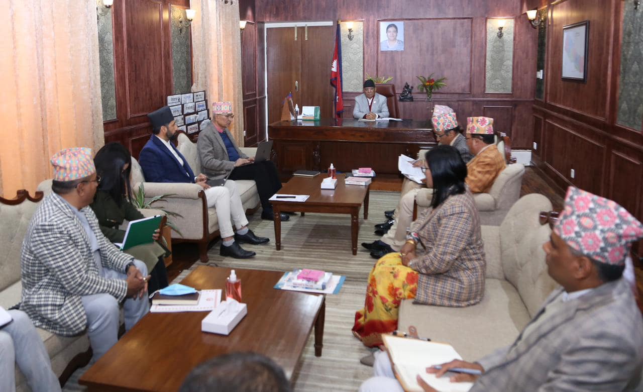 राष्ट्रपति र उपराष्ट्रपति निर्वाचन प्रक्रिया अगाडि बढाउन आयोगलाई प्रधानमन्त्रीको आग्रह