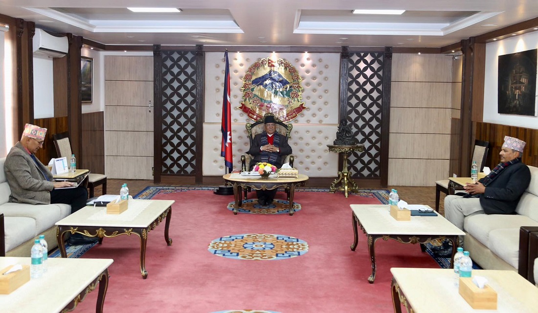 देशको अर्थतन्त्रबारे प्रधानमन्त्रीले गरे अर्थमन्त्री र गभर्नरसँग छलफल