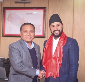 गृहमन्त्री लामिछानेलाई बधाई दिन कुलमान घिसिङ सिंहदरवारमा