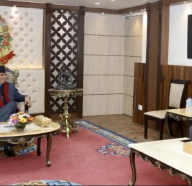 प्रधानमन्त्री दाहाल र गृहमन्त्री लामिछानेबीच भेटवार्ता