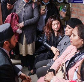 प्रेमप्रसादको परिवारलाई भेटे गृहमन्त्री लामिछानेले