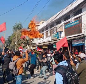 पाठ्यपुस्तक छाप्ने जिम्मा निजी संस्थालाई दिएको भन्दै  शिक्षामन्त्री खनालको पुत्ला दहन