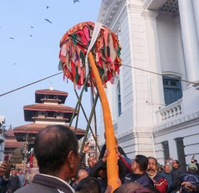 हनुमानढोकामा चीर ठड्याइएसँगै सुरु भयो होली