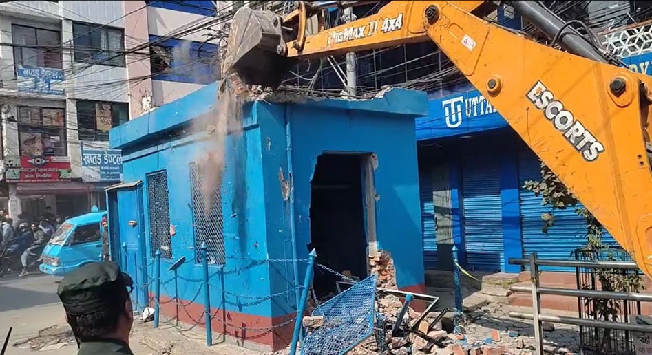 मैतिदेवीको प्रहरी बिटमा महानगरको डोजर