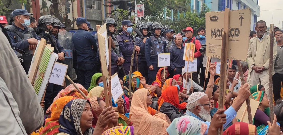 प्रधानमन्त्रीलाई भेट्न बालुवाटार पुगे मिटरव्याज पीडितहरु