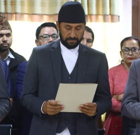 रवि लामिछाने र स्वर्णिम वाग्लेले लिए सांसदको शपथ