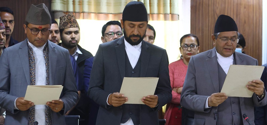 रवि लामिछाने र स्वर्णिम वाग्लेले लिए सांसदको शपथ