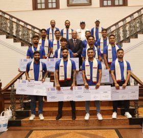 राष्ट्रिय वाणिज्य बैंकद्धारा क्रिकेट खेलाडी तथा अफिसियललाई एक-एक लाख रुपैंया प्रदान