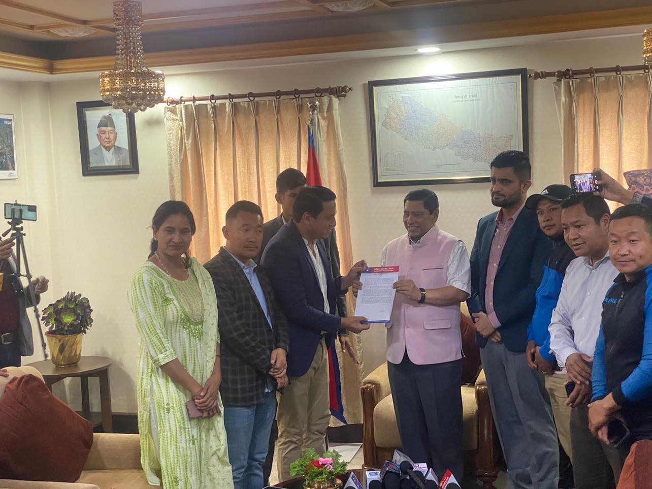 भुटानी शरणार्थी प्रकरण : युवा संघले गृहमन्त्रीलाई बुझायो ८ बँदे