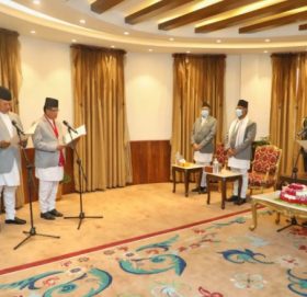 नवनियुक्त तीन मन्त्रीले लिए पद तथा गाेपनियताकाे शपथ