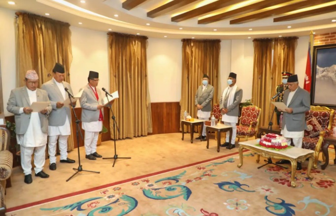 नवनियुक्त तीन मन्त्रीले लिए पद तथा गाेपनियताकाे शपथ