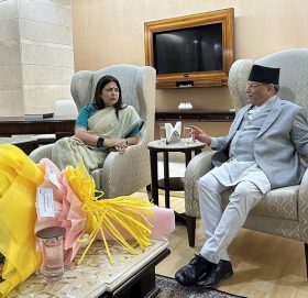 दिल्ली पुगे प्रधानमन्त्री प्रचण्ड, राज्यमन्त्रीले गरिन् स्वागत