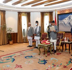 नवनियुक्त महिला तथा बालबालिका मन्त्री आचार्यले लिए शपथ