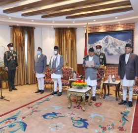 नवनियुक्त वनमन्त्री वीरेन्द्र महतो र शिक्षा राज्यमन्त्री कुमारीद्वारा शपथ ग्रहण