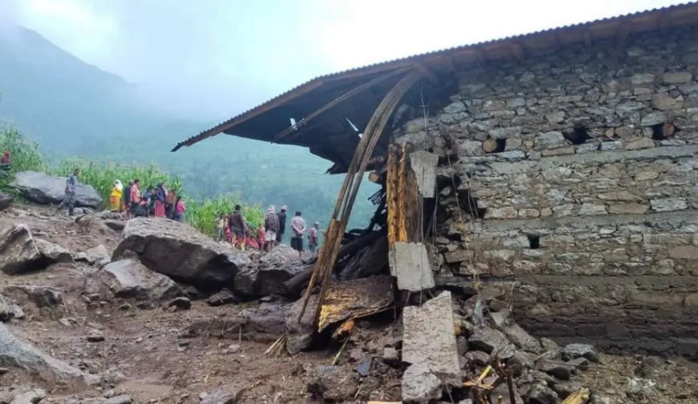 ओखलढुंगामा घर पुरिँदा एकै परिवारका ४ जनाको मृत्यु
