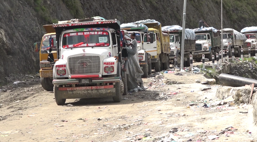 बन्चरे डाँडामा फोहोर फाल्न स्थानीयको अवरोध