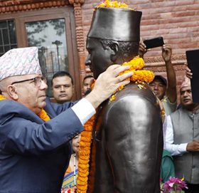 जनतालाई सुखी बनाउने काम कम्युनिष्ट पार्टीले नै गर्नुपर्छ : माधव नेपाल