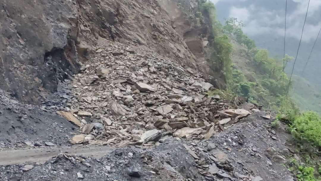 नारायणगढ–मुग्लिन सडक दुईतर्फी नै अवरुद्ध