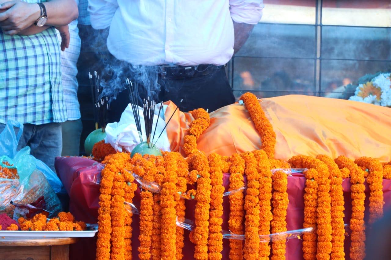 सीता दाहालको पशुपतिमा अन्त्येष्टि, प्रचण्डसँगै दुई छोरीले दिए दागबत्ती