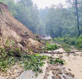 बाढीपहिरोका कारण देशका आधा दर्जन सडक अवरुद्ध