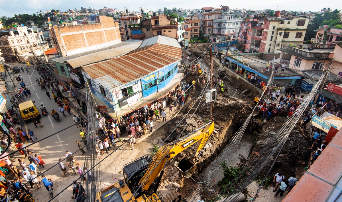 भत्किएको महानगरलाई कसले बनाउने ?