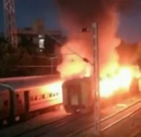 यात्रुले बाेकेकाे ग्याँस सिलिन्डर विस्फोट हुँदा भारतीय ट्रेनमा आगलागी, ९ को मृत्यु