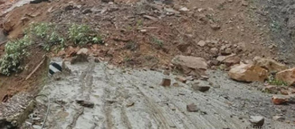 पहिरोले हेटौँडा–काठमाडौं छोटो दुरीका सबै सडक अवरुद्ध