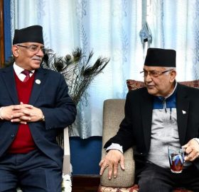 प्रधानमन्त्री प्रचण्डलाई भेट्न ओली पुगे सिंहदरबार