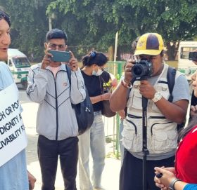 आन्दोलनरत ईःलाई भेट्न सभागृह पुगिन् उपमेयर सुनीता