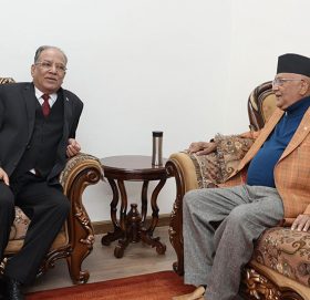 प्रधानमन्त्री प्रचण्ड र एमाले अध्यक्ष ओलीबीच सिंहदरबारमा भेटवार्ता