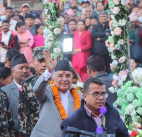 छठ पूजा गर्न राष्ट्रपति पौडेल काठमाडौंको गौरीघाटमा