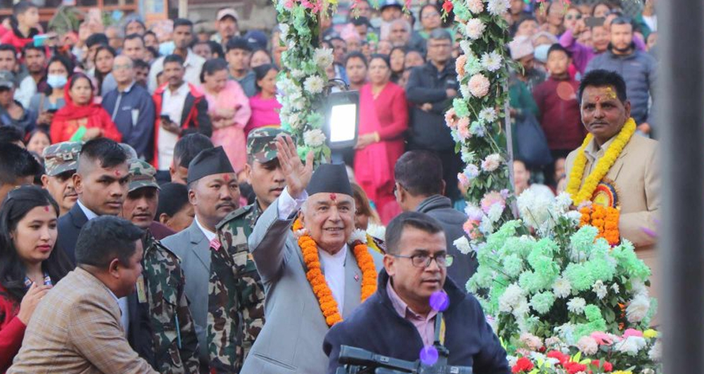 छठ पूजा गर्न राष्ट्रपति पौडेल काठमाडौंको गौरीघाटमा