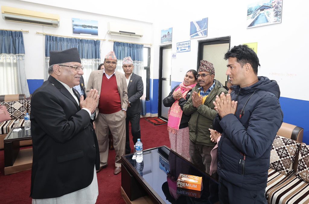 प्रधानमन्त्रीले भेटे विपिन जोशीको परिवार