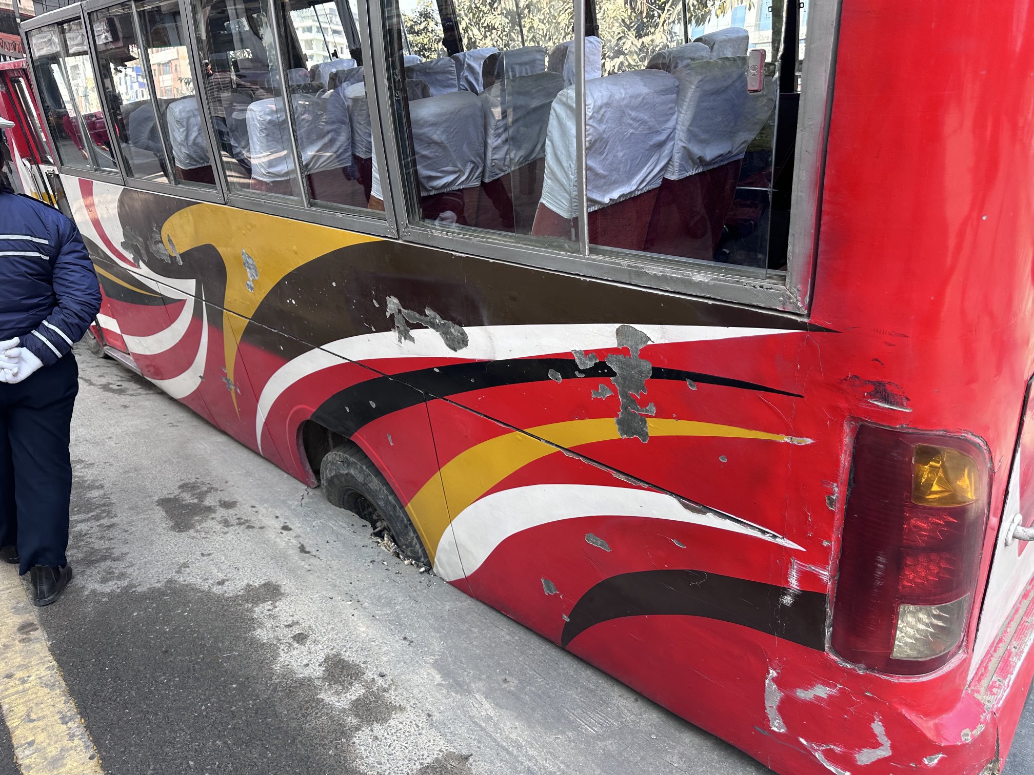 नयाँ बानेश्वरमा गुड्दागुड्दैको बस भासियो