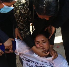 सर्वोच्च अदालतभित्र न्यायाधीश भुवन गिरीकी पत्नीले गरिन् आत्मदाह प्रयास