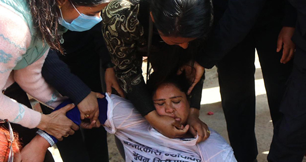 सर्वोच्च पुगेकी न्यायाधीश गिरीकी पत्नी आरती पक्राउ